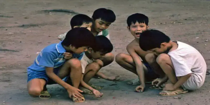 Ký ức ùa về với trò chơi bắn bi